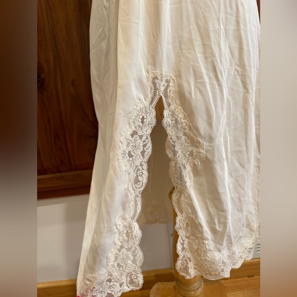 Vintage Lace Creamy Yellow Slip - Picture 4 of 10